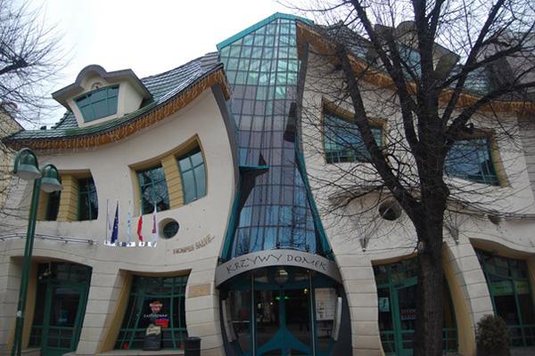 10-most-amazing-buildings-in-the-world-The-Crooked-House-Sopot-Poland.jpg