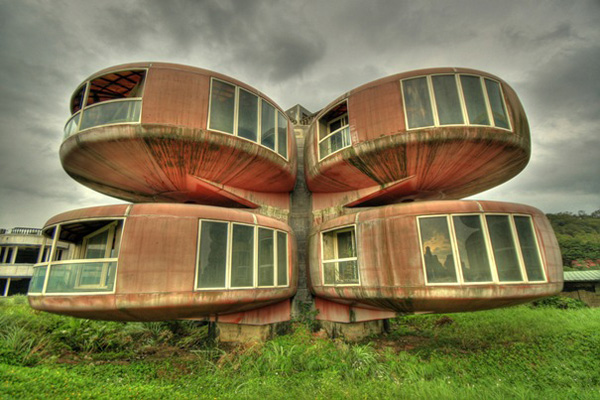 10-most-amazing-buildings-in-the-world-The-Ufo-House-Sanjhih-Taiwan.jpg