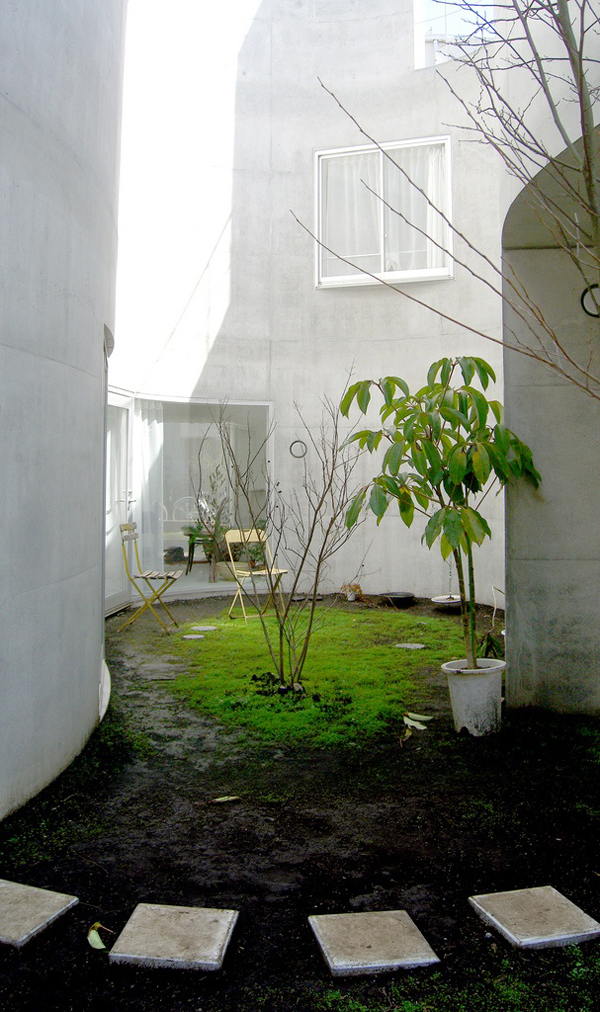 Charming Urban Garden Ideas | InteriorHolic.