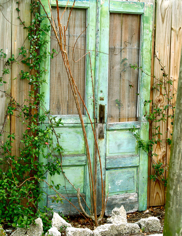 Outdoor Decor: Repurposing Old Doors | InteriorHolic.