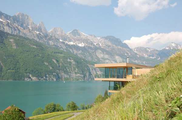 10 Houses Overlooking Lake