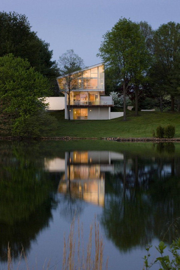 10 Houses Overlooking Lake