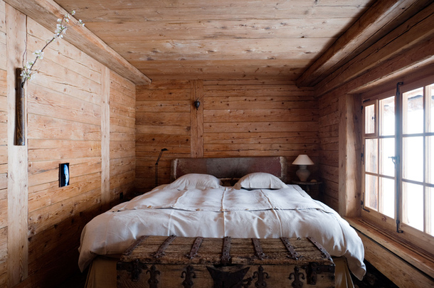 Bedroom in Axel Vervoordt's winter house in Verbier