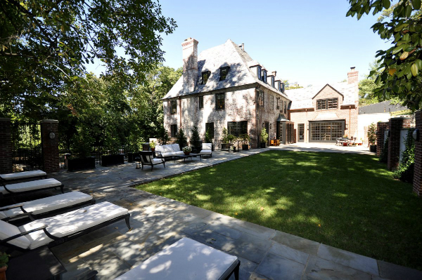 Obamas mansion backyard