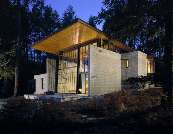 Chicken Point Cabin Opens Its Facade To The Lake